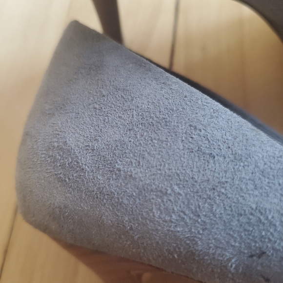 Banana Republic heels, size 7, grey, velvet, party - Picture 7 of 10